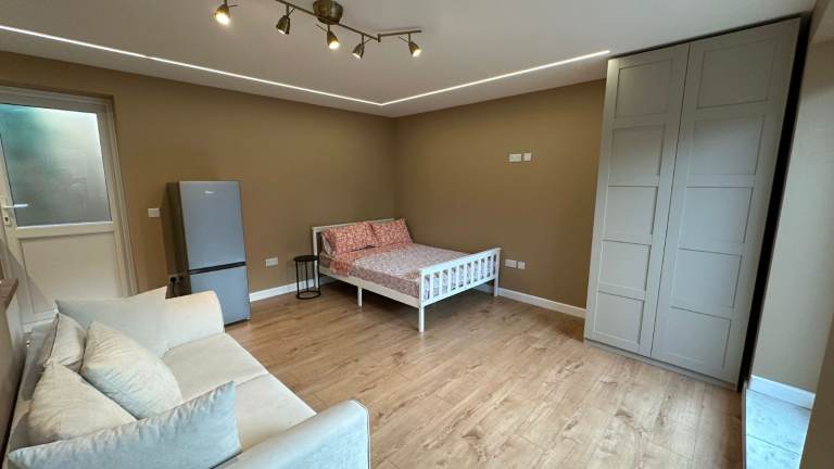 Studio to rent - UB4 HAYES
