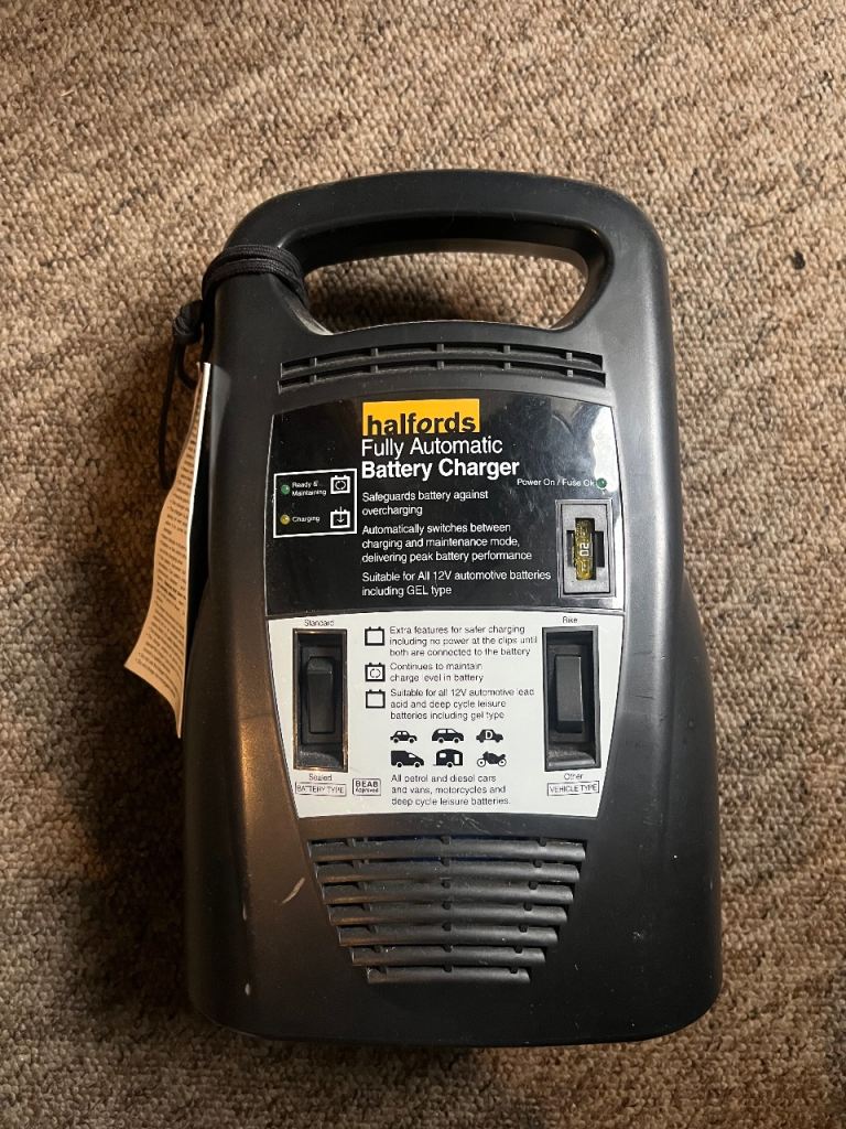 Halfords 12v fully automatic battery charger 