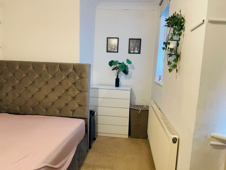 Spacious Double Bedroom Available in Shared House 