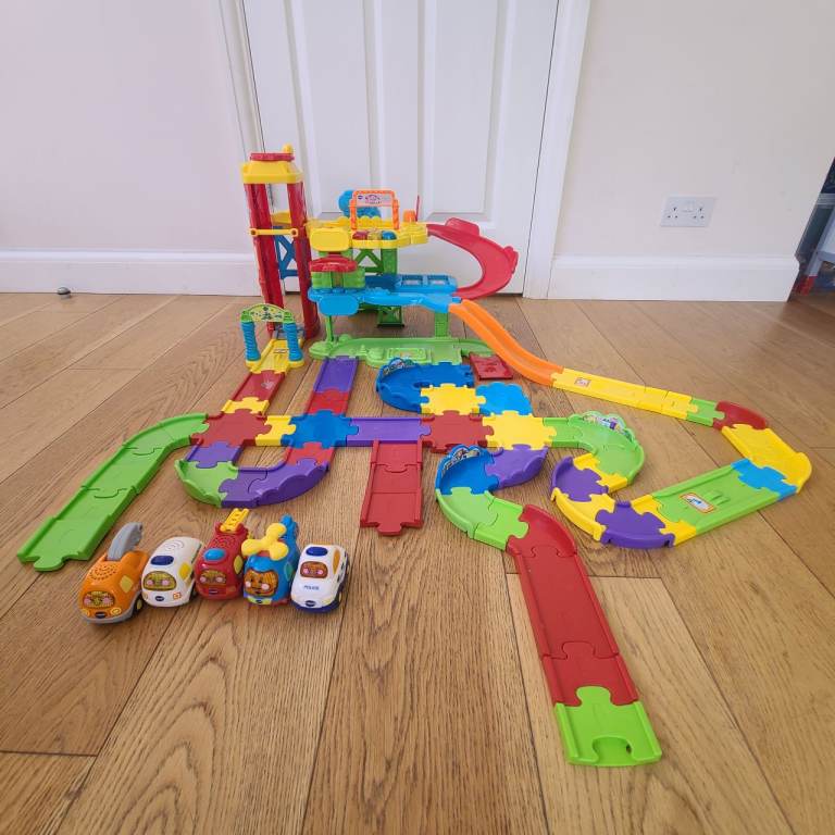 VTech Toot-Toot Drivers Multi-Story Garage, 5 battery operated cars & extra track pieces