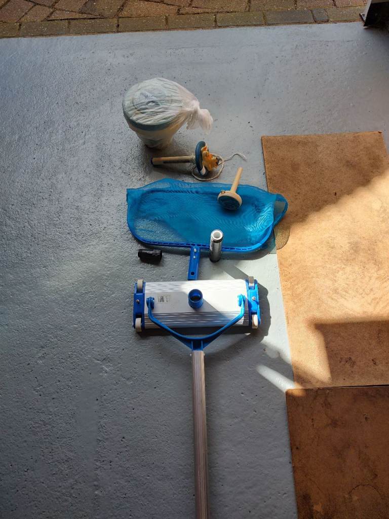 Swimming pool (cleaning) equipment.