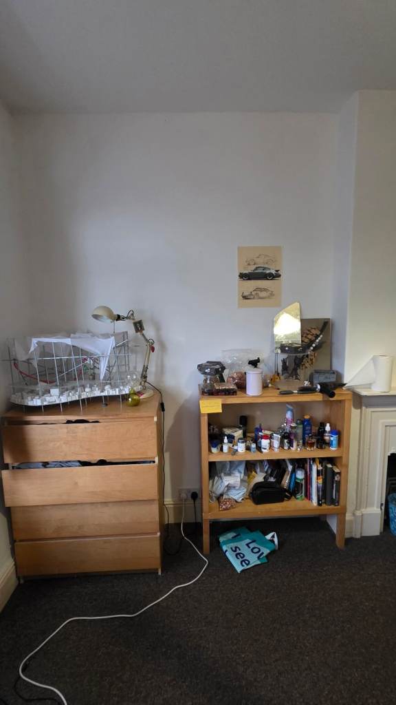 Double bedroom in shared house next to heath hospital