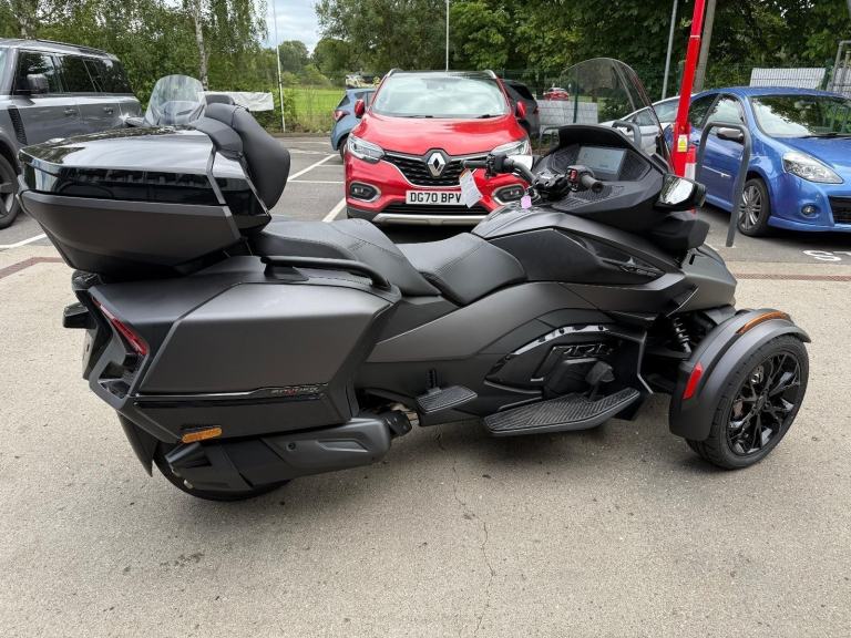 2025 Can-Am Spyder RT Limited 1330cc 6 speed semiauto trike Carbon Black