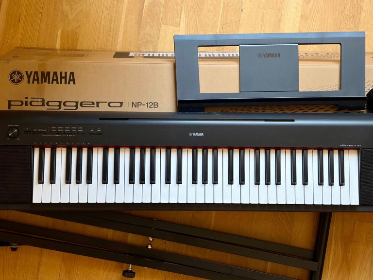 Yamaha Piaggero NP-12B (61-key) + Stand