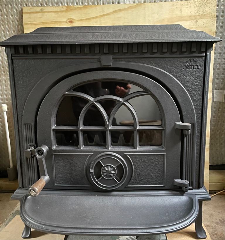Jotul 8 MK1 Classic Norwegian Cast Iron Wood Burning Stove.
