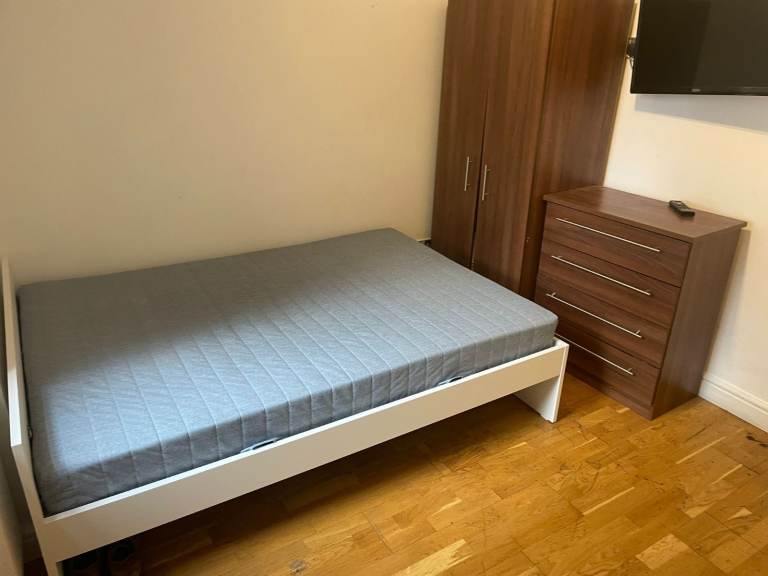 Single Room in a flat close to Westfield - DSS Welcome