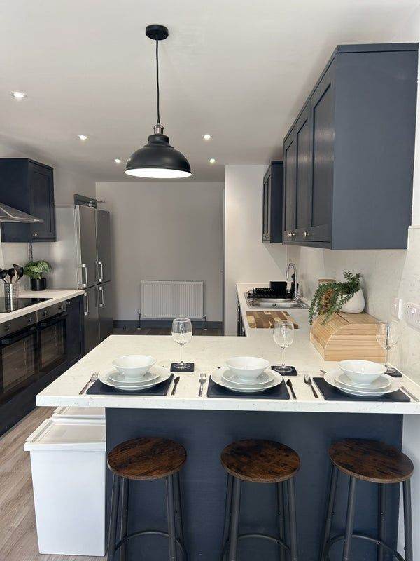 TOP QUALITY EN SUITE ROOM TO LET IN COPNOR £700 PCM 