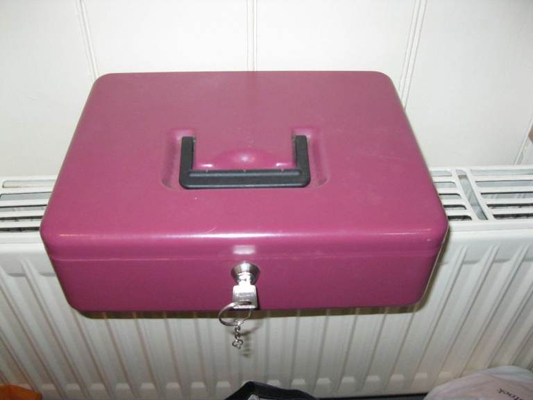 12" Red Metal Cash Box – Strong Lock, Tray, One Key – Leicester LE4