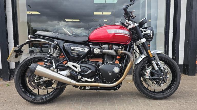 Triumph Speed Twin 1200 Premium Paint 2021, Heated Grips & Accessory Indicators