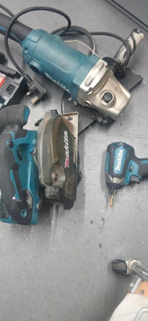 Makital large angle grinder, circular saw, impact driver, charger, 1 battery 