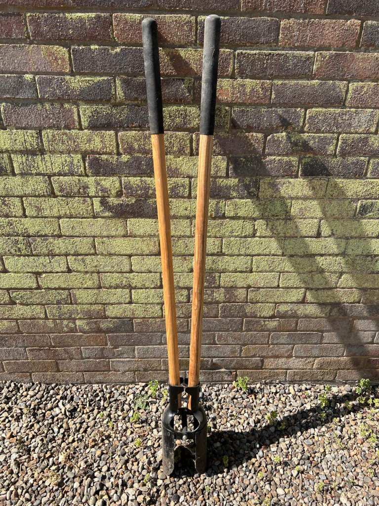 Post Hole Digger with Wooden Handles 1500mm – Good Condition
