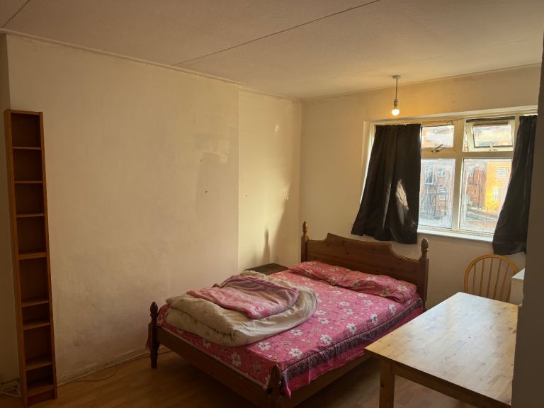 Large Double Room/ All Bills Included 