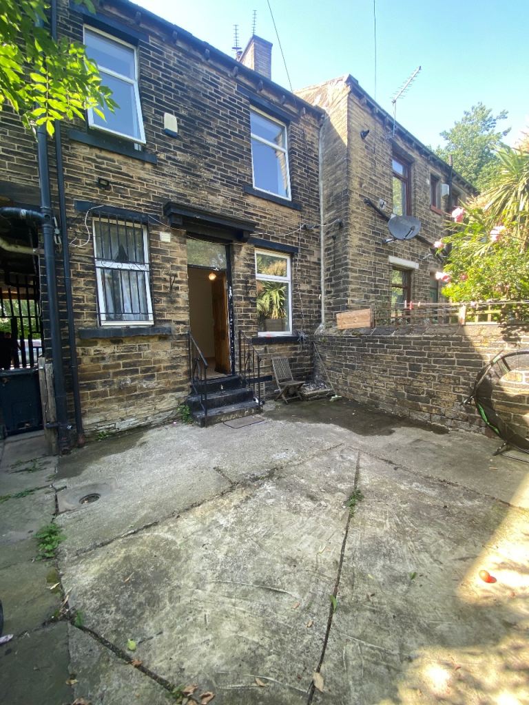 HOUSE FOR RENT - BRADFORD 7 AREA