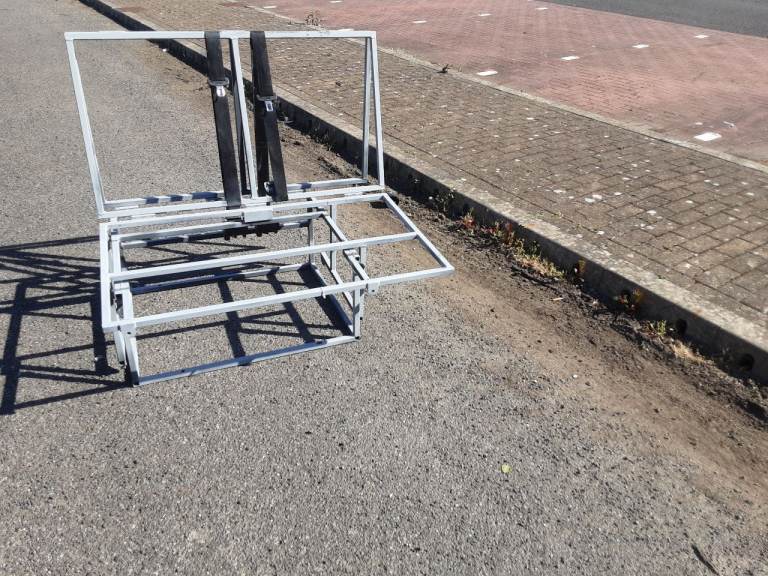 3/4  bed with seat belts