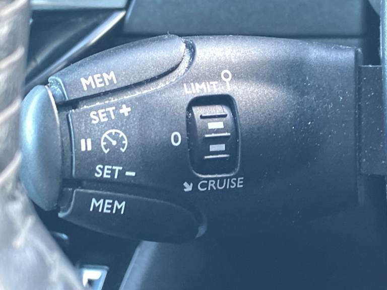 2022 Peugeot 2008 1.2 PureTech Allure Premium 5dr Estate PETROL Manual