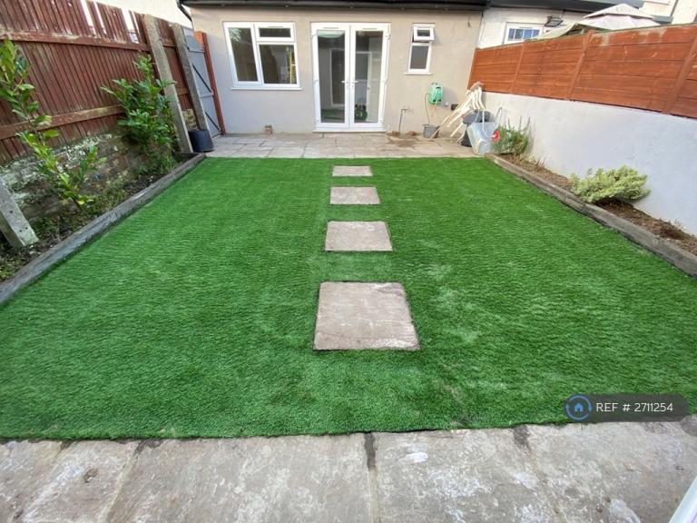 1 bedroom in Lees Road, Uxbridge, UB8 (#2711254)