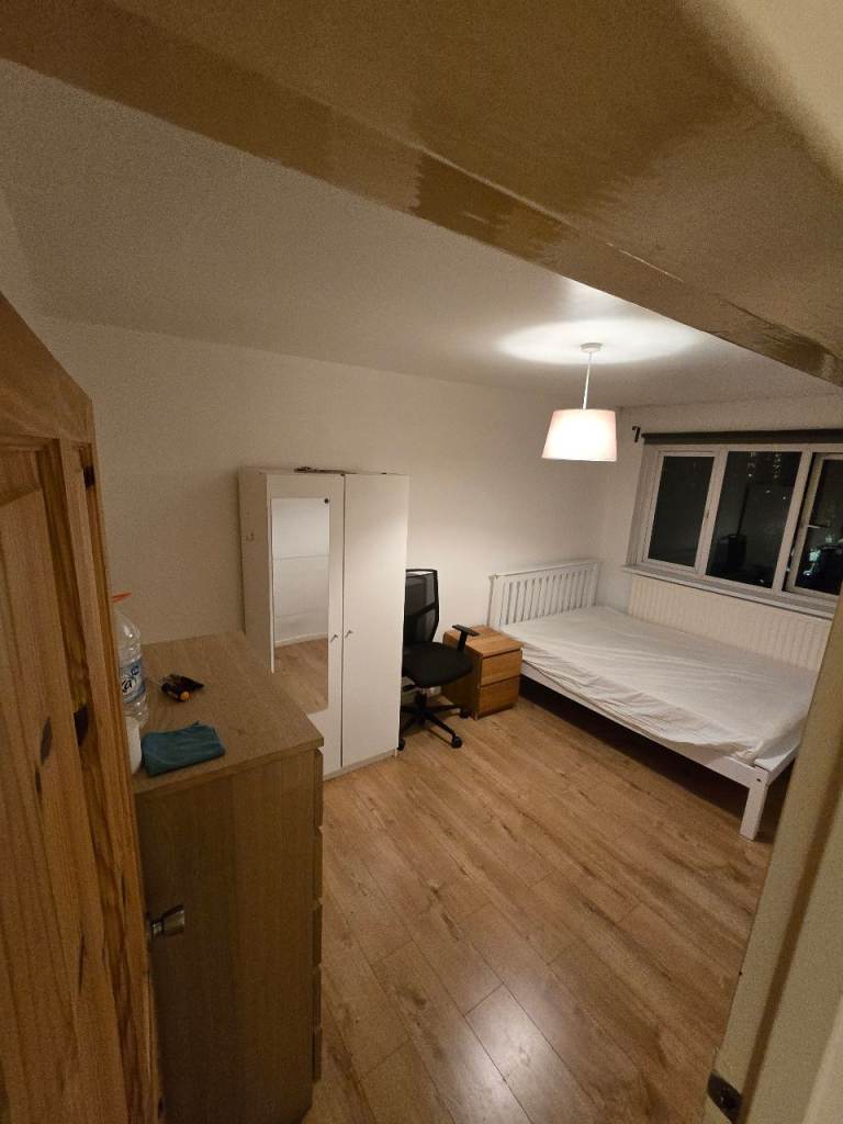 Beautiful double room available in Putney Heath