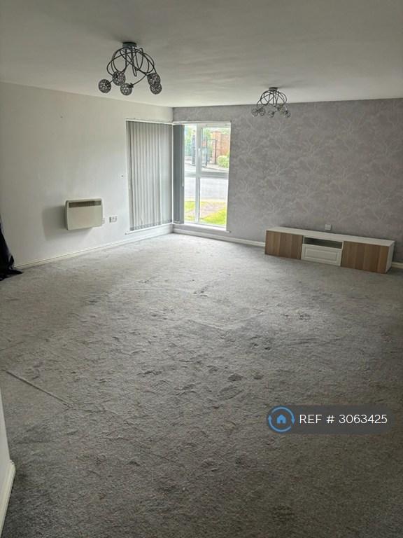1 bedroom flat in Lowbridge Court, Garston, Liverpool, L19 (1 bed) (#3063425)