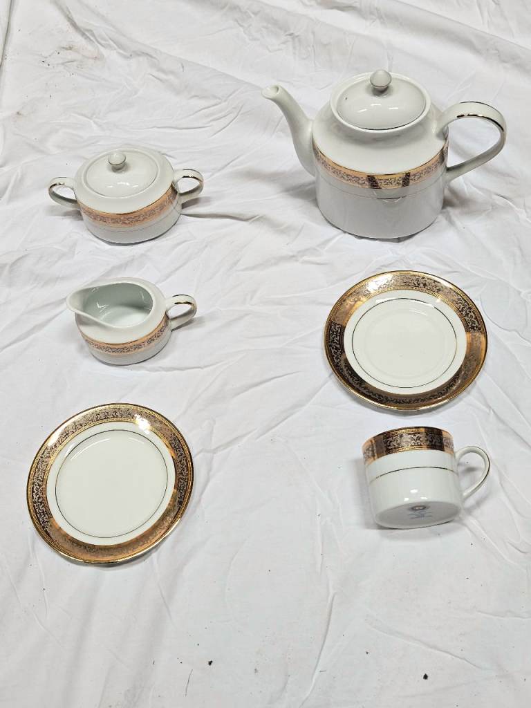 Beautiful Tea and Coffee Set - Victorian Lace Pattern.  Never used.