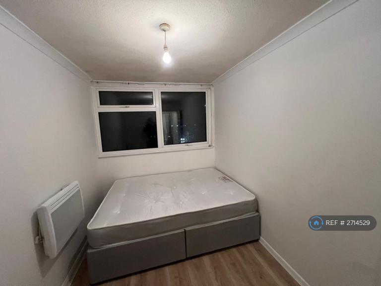 2 bedroom flat in Long Green, Chigwell, IG7 (2 bed) (#2714529)