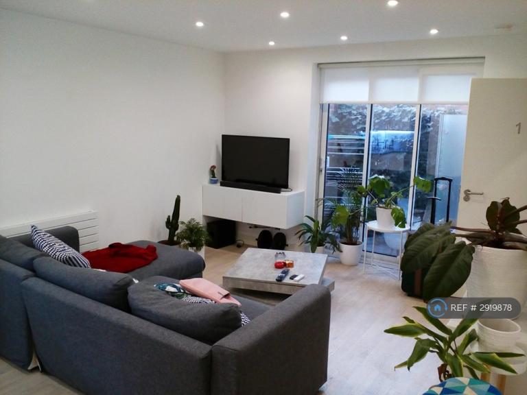 1 bedroom flat in Church Road, Mitcham, CR4 (1 bed) (#2919878)