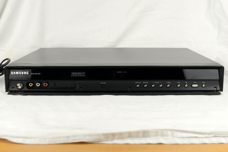 Samsung DVD-SR150M RAM-RW-R Multi Format DVD Recorder Player with remote control.