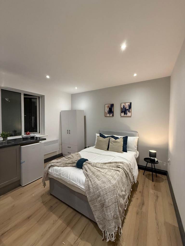 Studios Available – Croft Road, GU7