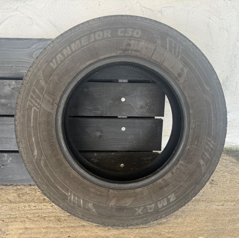 1 x 205/75/R16C 113/111R Tyre 