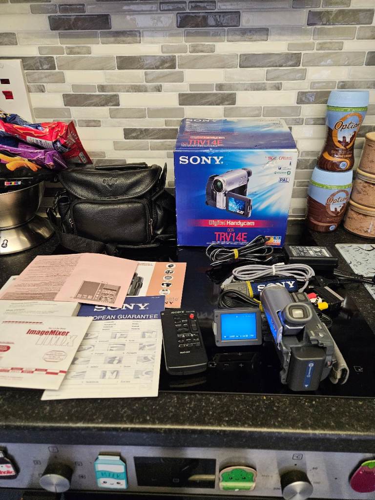 SONY HANDYCAM DCR-TRV14E CAMCORDER BOXED MINI DV TAPE VIDEO CAMERA 