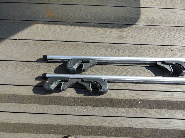 Roof rack bars (lockable) (As new, never used, in box).