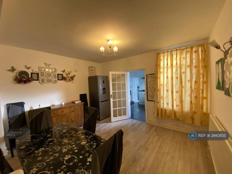 4 bedroom house in Chapel Road, Hounslow, TW3 (4 bed) (#2943105)