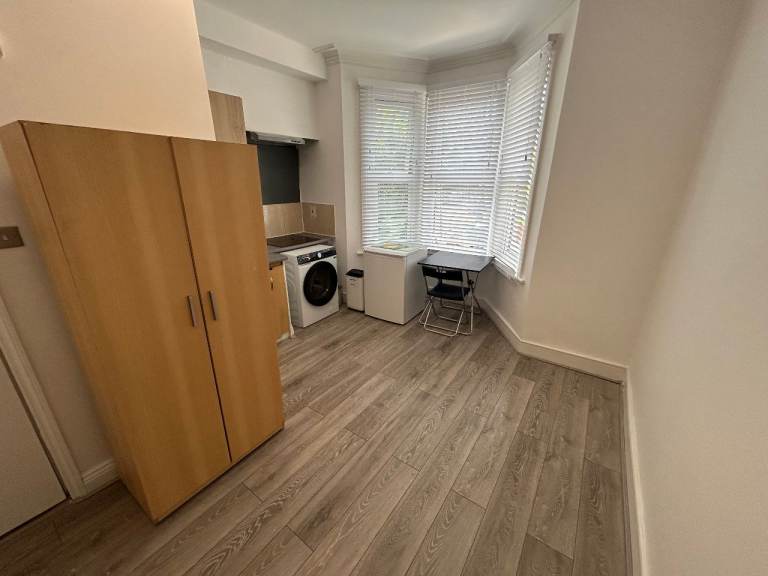 Studio Flat to Rent in Eynham Road, White City, W12 0HA - All bills included