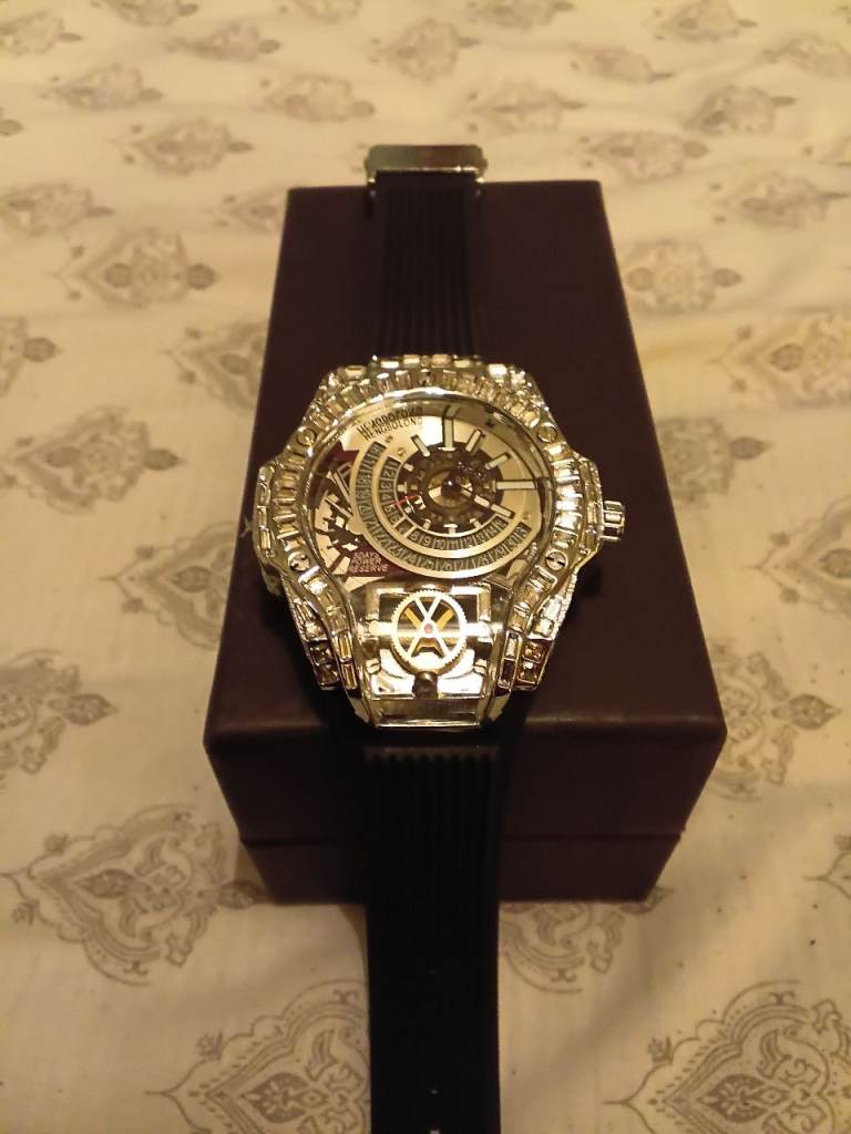 Brand new Men's Luxary watch.