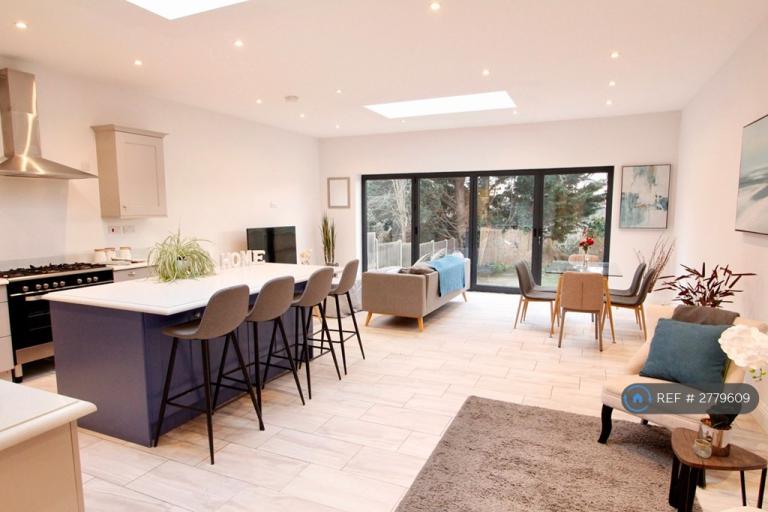 4 bedroom house in Silverdale Road, Earley, Reading, RG6 (4 bed) (#2779609)