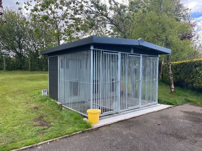Large Outdoor Dog Kennel – Heavy Duty – Excellent Condition
