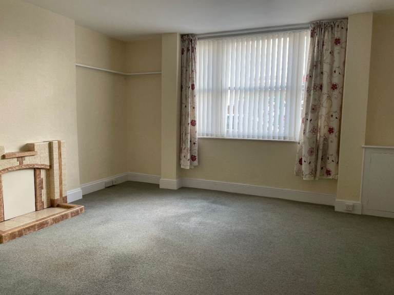 ONE DOUBLE BEDROOM GROUND FLOOR FLAT, PAIGNTON, DEVON.
