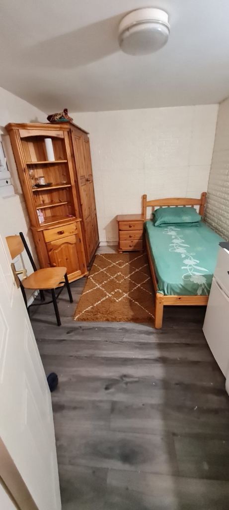1 bed room single bedroom studio flat with attached WC  is available for rent at Hayes UB3 areas