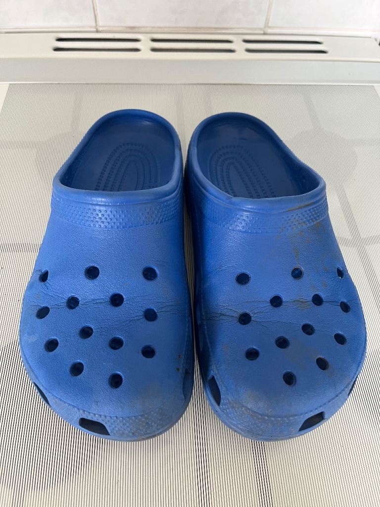 Unisex blue Crocs size 5 men / 7 ladies