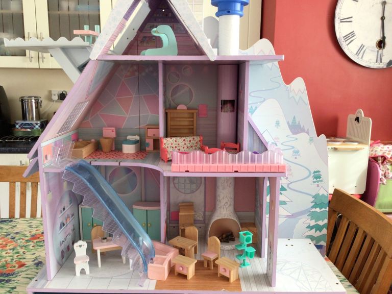 LOL Winter Surprise Dolls Chalet.