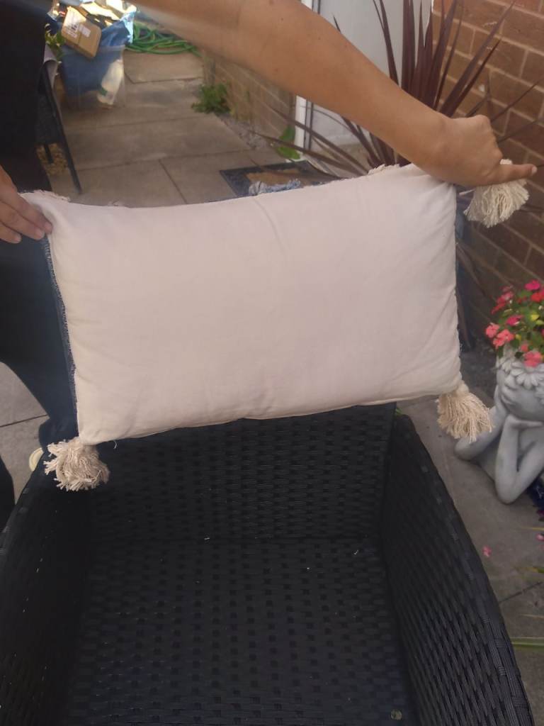 4 x Cream Cushion with Tassels – Good Condition
