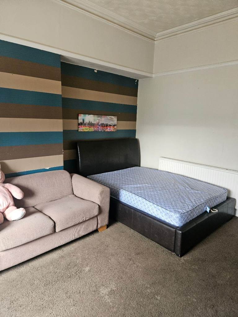 1 big room available for rent