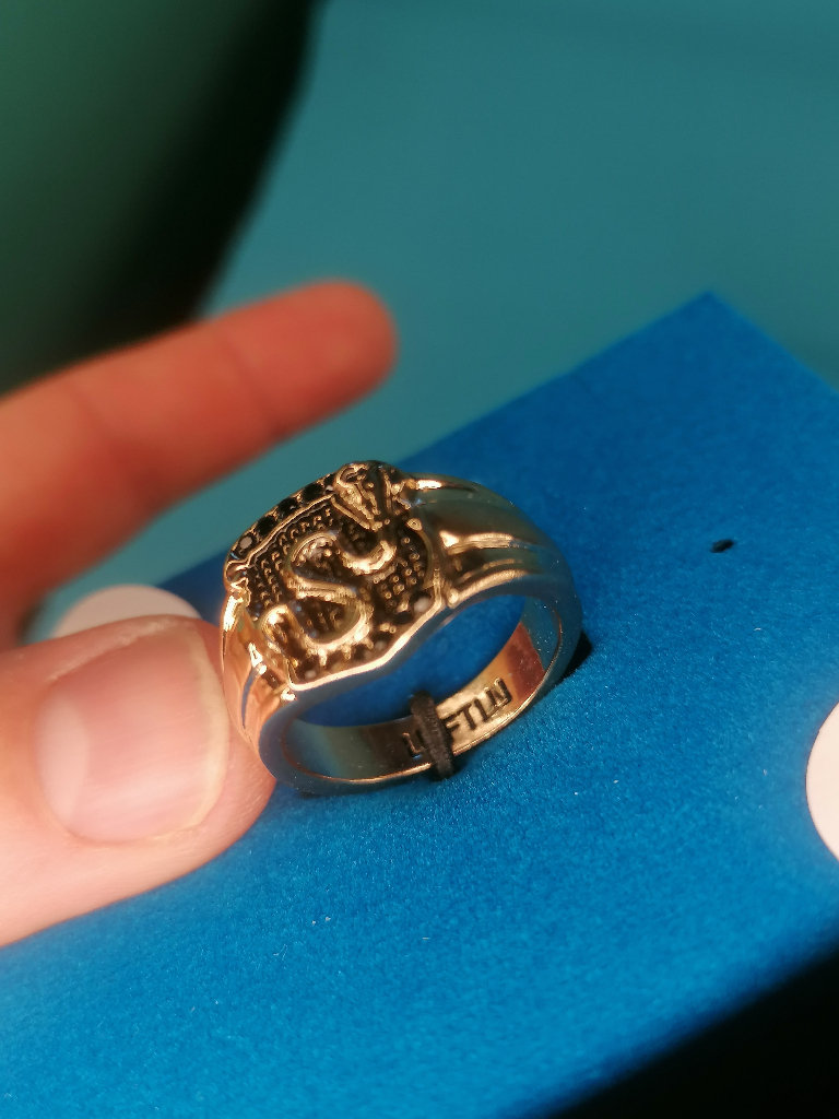 BRAND NEW  Large Man's  snake ring in box.