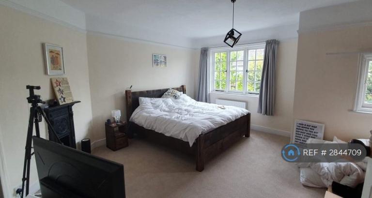 1 bedroom in Brisbane Avenue, London, SW19 (#2844709)