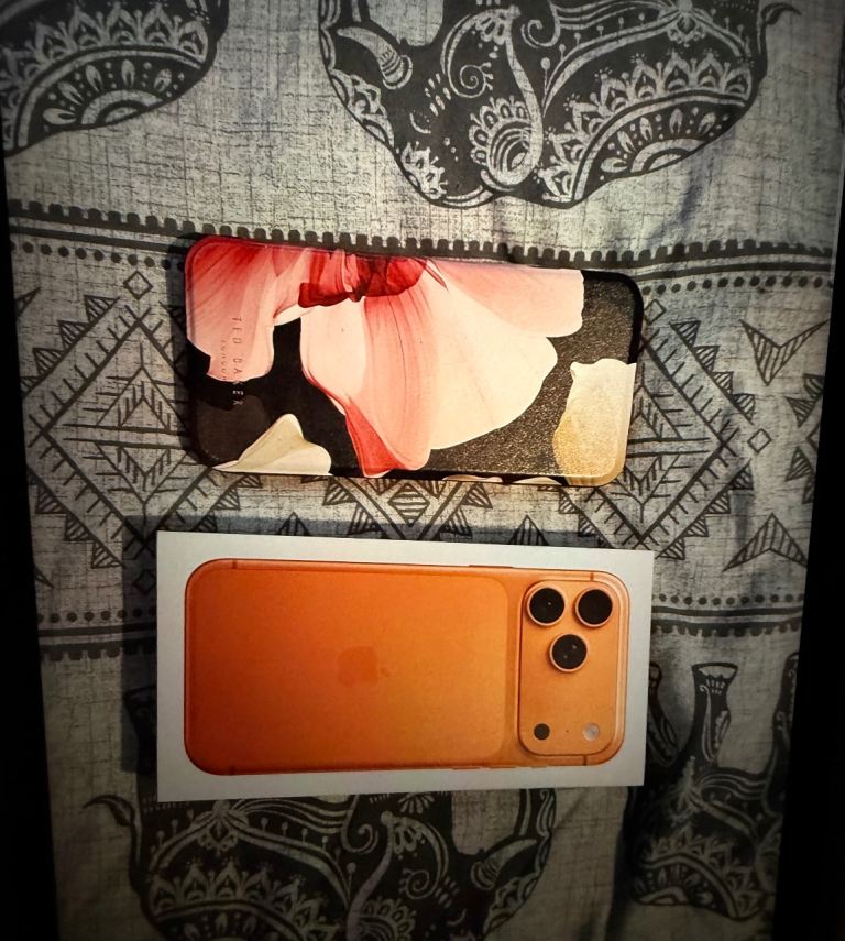 Unlocked iPhone 17 pro max 1 week old 