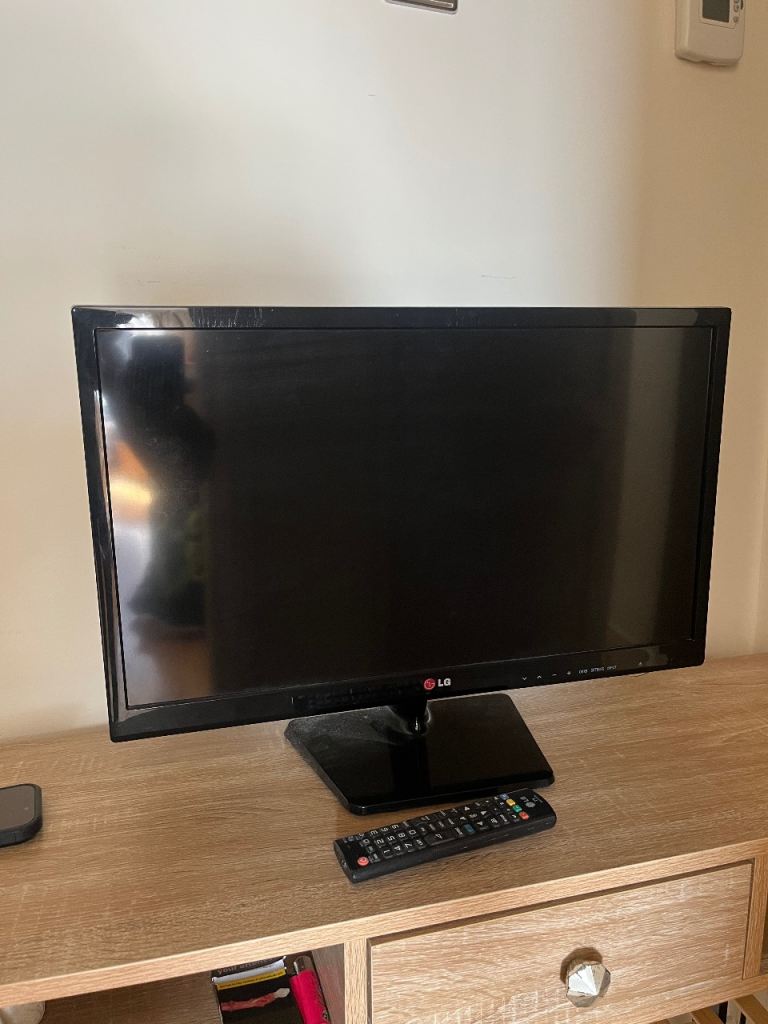 LG 24-inch LCD TV with Remote – Good Condition