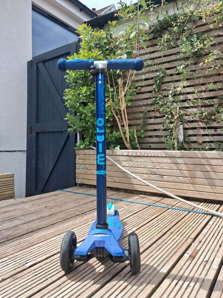 Blue maxi micro deluxe scooter