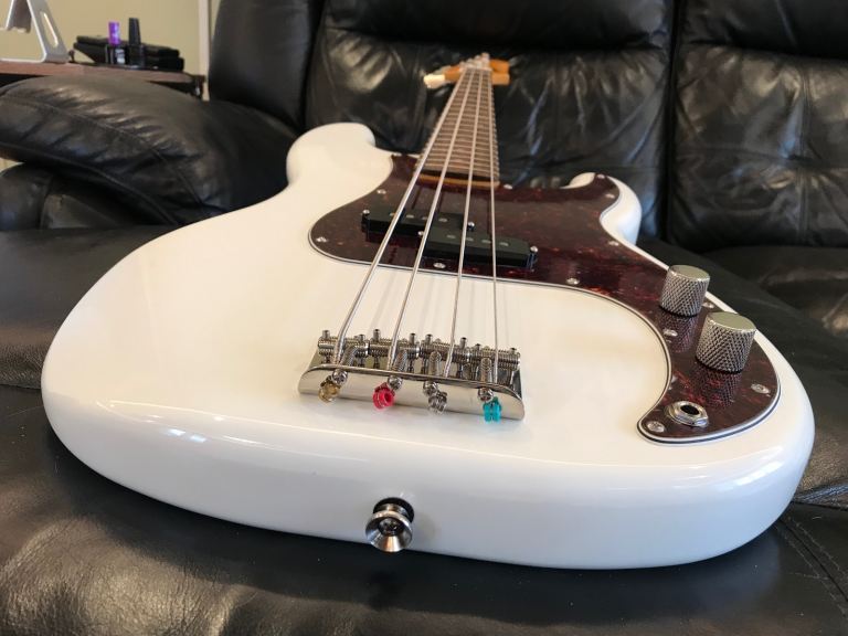 SQUIER CLASSIC VIBE 60S PRECISION BASS GUITAR LAUREL FINGERBOARD OLYMPIC WHITE