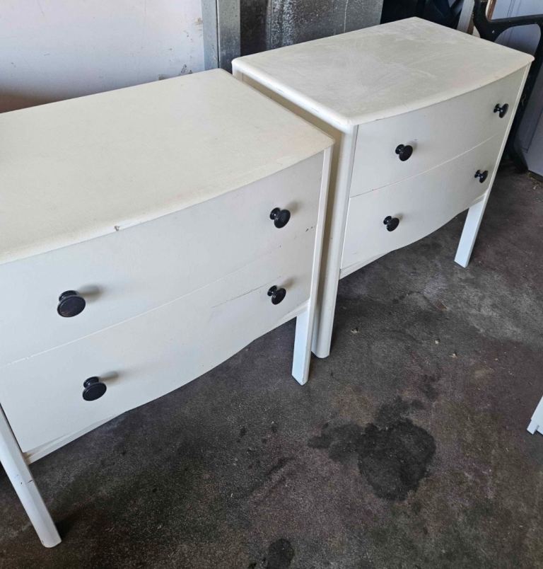2x bedside tables 