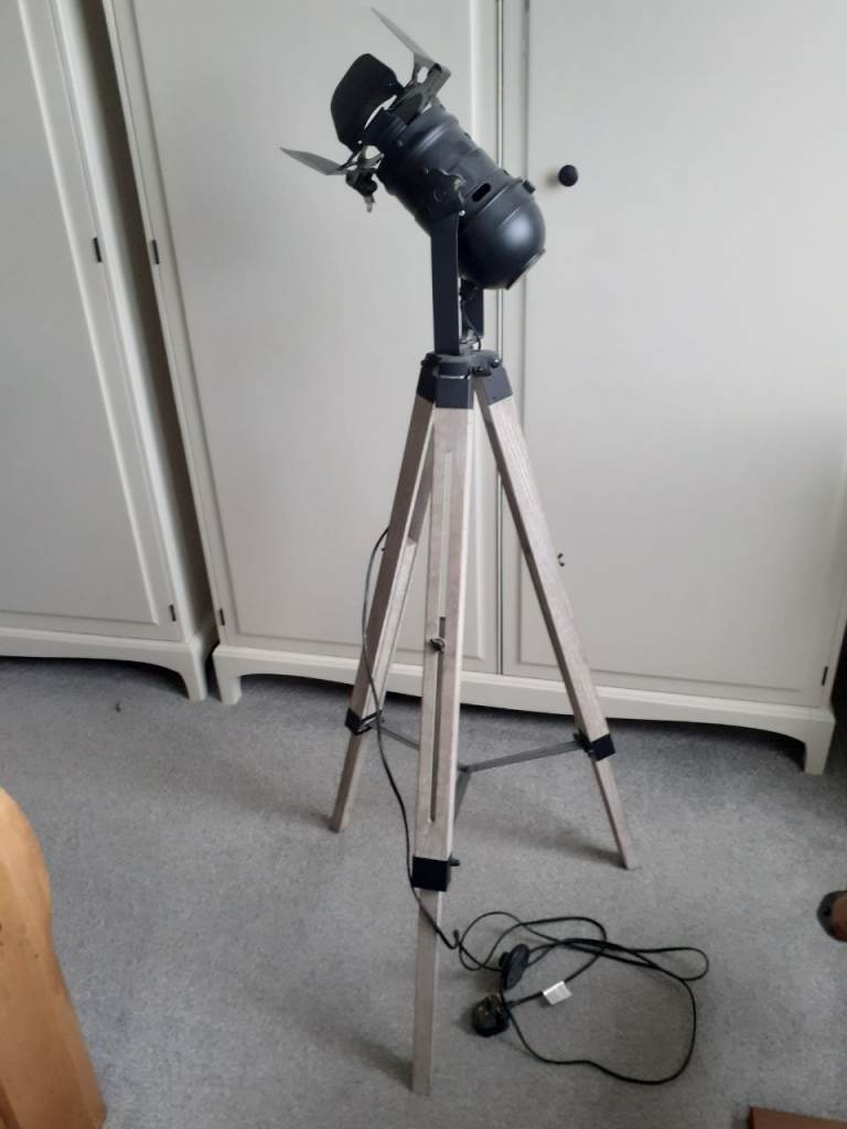 Tripod floor light