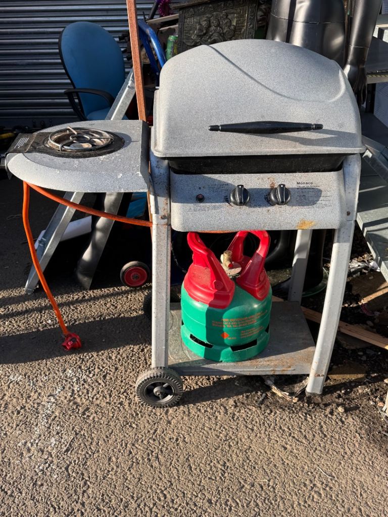 BBQ PERFECT WORKING ORDER. WITH GAS BOTTLE AND GAS 
